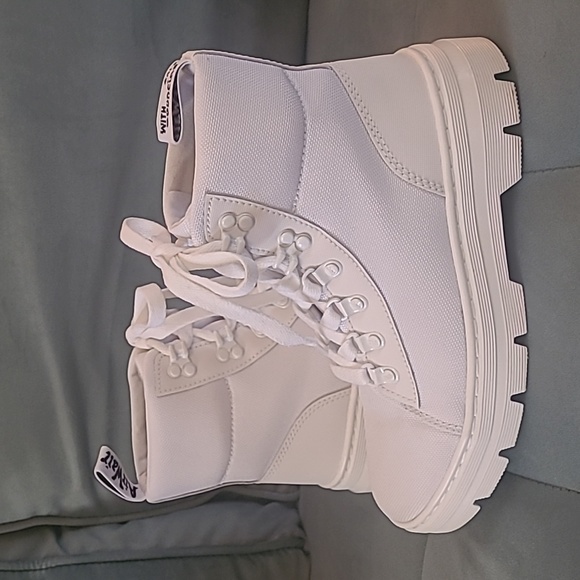 NEARLY NEW Dr. Marten's boots in white, size 7 (men's), 8.5/9 (women's). - Picture 9 of 13